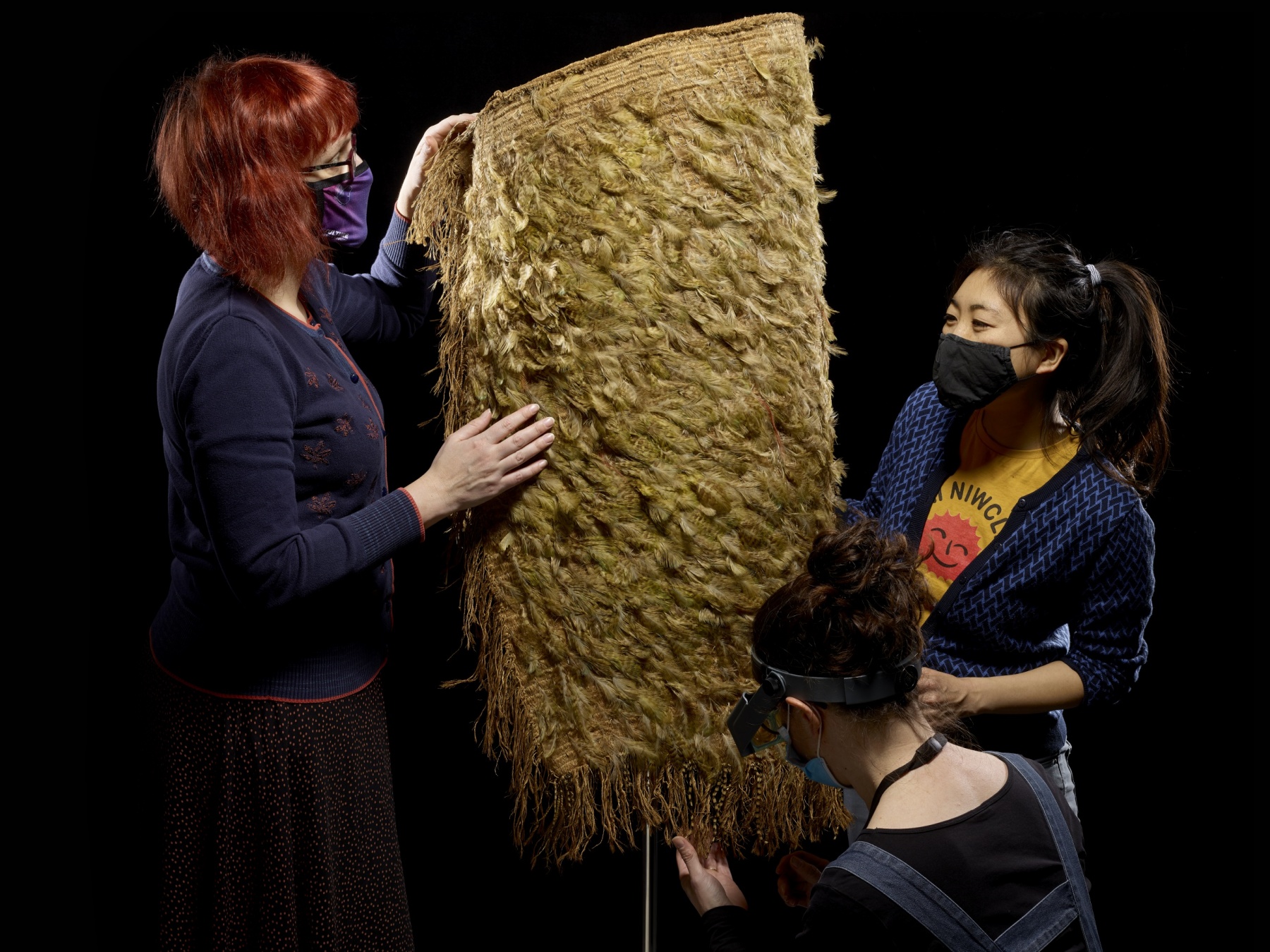 Kahu kakapo_with_conservators  Anna Zwagerman, Nicole Rode, Misa Tamura.jpg 1